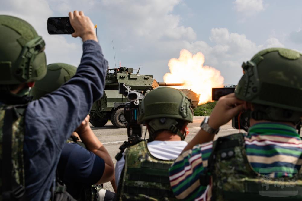 軍備局輪型戰車射擊展示 見證國車國造具體成效 軍備局輪型戰車射擊展示 見證國車國造具體成效