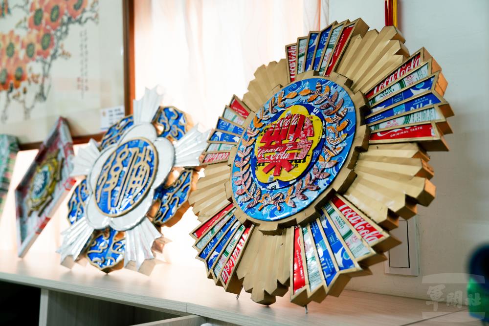 藝文美展中,展出以廢鋁罐創作的藝術品。(軍聞社記者李恬恬攝) 藝文美展中,展出以廢鋁罐創作的藝術品。(軍聞社記者李恬恬攝)