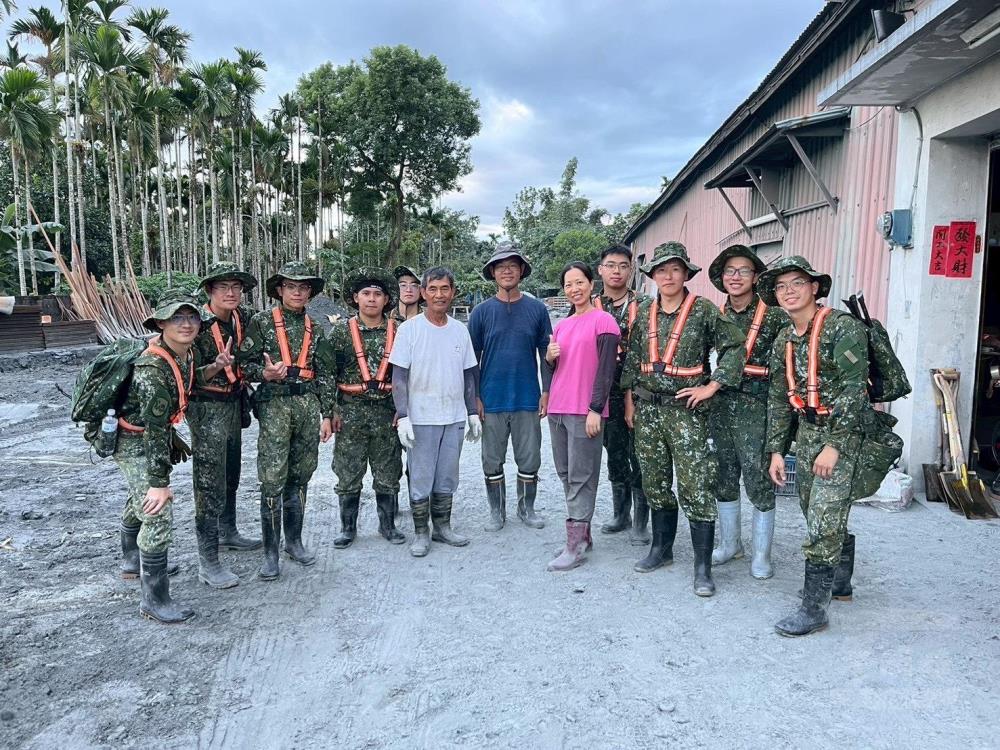 153旅官兵協助屋主民宅清淤整理後合影。（第三作戰區提供）