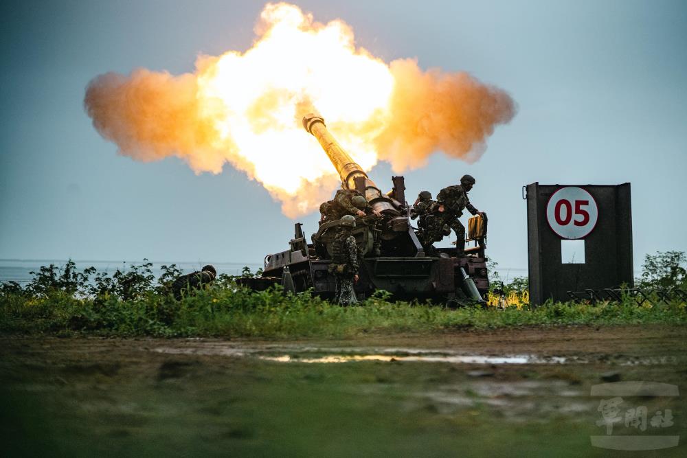 M110A2自走砲射擊。(軍聞社記者林庭暉攝) M110A2自走砲射擊。(軍聞社記者林庭暉攝)
