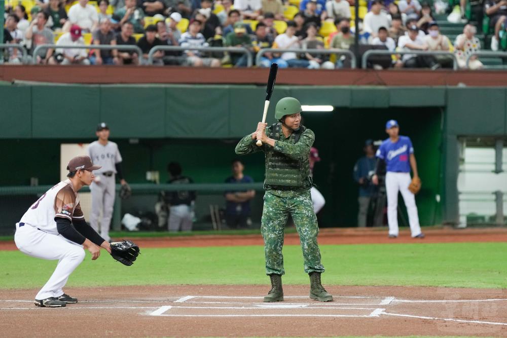 游營長代表救災官兵參與開球儀式。（軍聞社記者林庭暉攝）