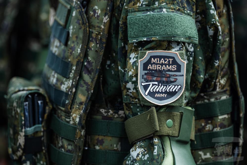 中華文化總會與青年日報「青文創」合作設計「M1A2T成軍典禮紀念臂章」。(軍聞社記者陳彥樺攝) 中華文化總會與青年日報「青文創」合作設計「M1A2T成軍典禮紀念臂章」。(軍聞社記者陳彥樺攝)