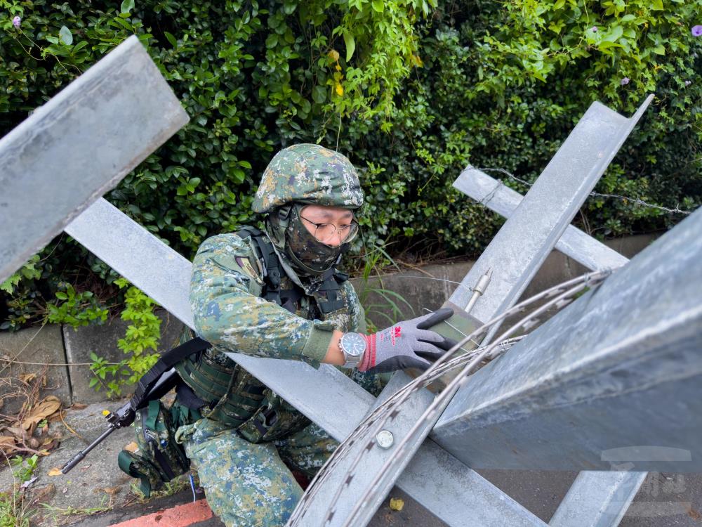 第三作戰區工兵部隊12日在新北地區實施道路阻絕設置演練。（軍聞社記者王進福攝）