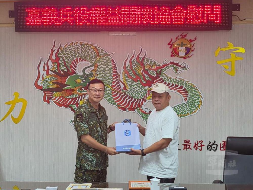 陸軍步兵第203旅致贈禮品，感謝林理事長率敬軍團慰問官兵。（陸軍203旅提供）