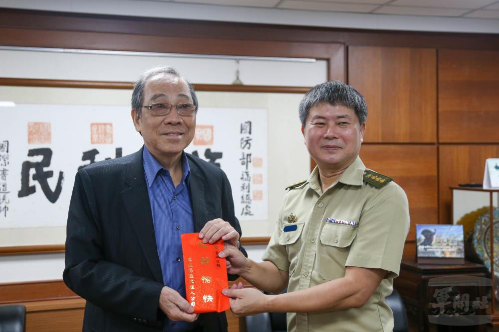 歐總顧問致贈慰問金予青年日報社。（軍聞社記者侯凱議攝）