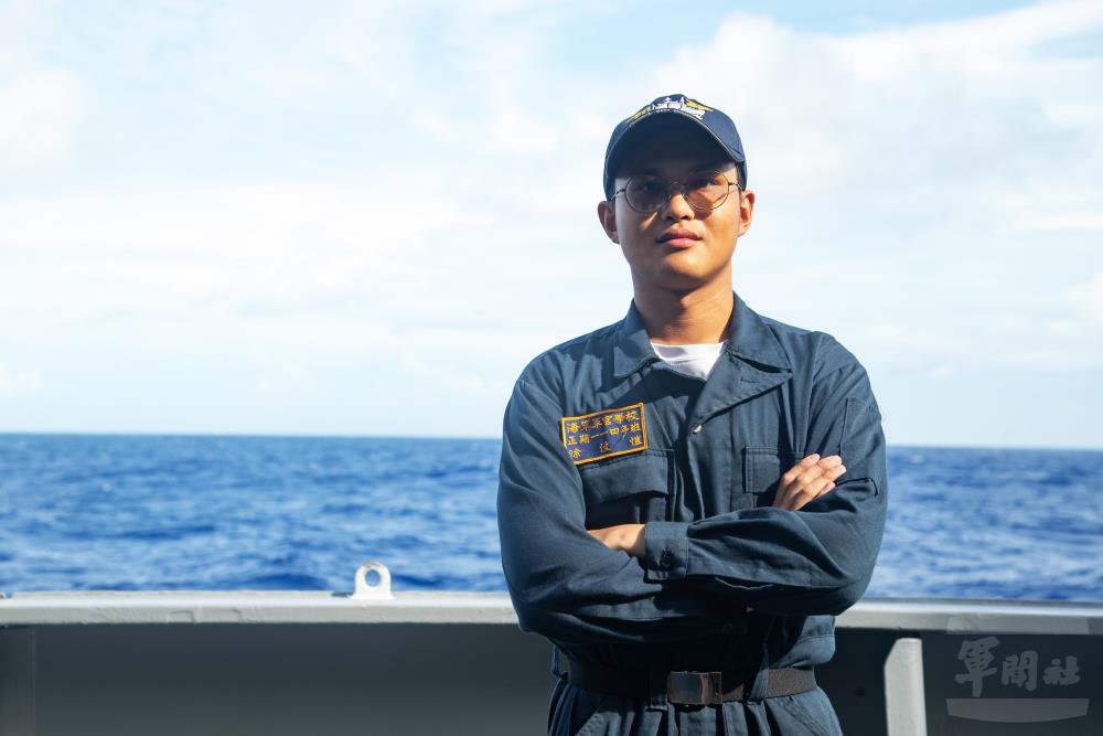 海軍官校學生涂汶愷表示，在這次遠航過程中實際操作，深刻體會其中難度與責任。（軍聞社記者王茗生攝）