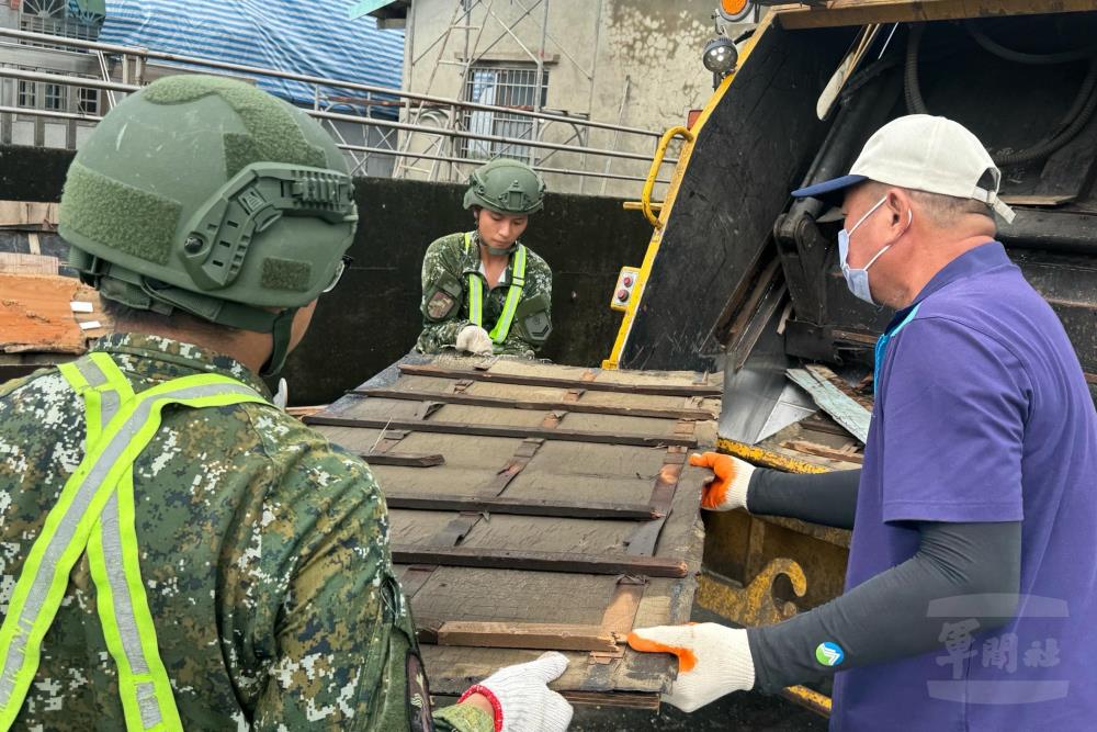 國軍第五作戰區持續依地方政府需求,支援災後復原工作。(第五作戰區提供) 國軍第五作戰區持續依地方政府需求,支援災後復原工作。(第五作戰區提供)