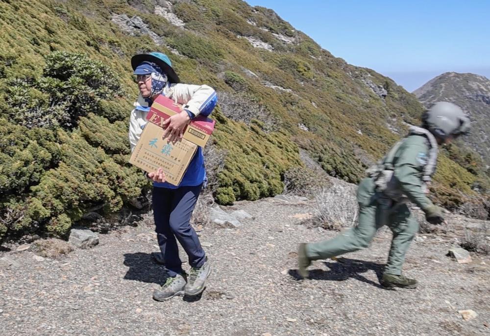 空軍救護隊將物資交付氣象站人員。（軍聞社記者吳柏融攝）