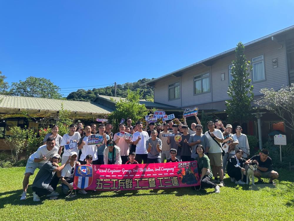 官兵與眷屬合影。（陸軍53工兵群提供）