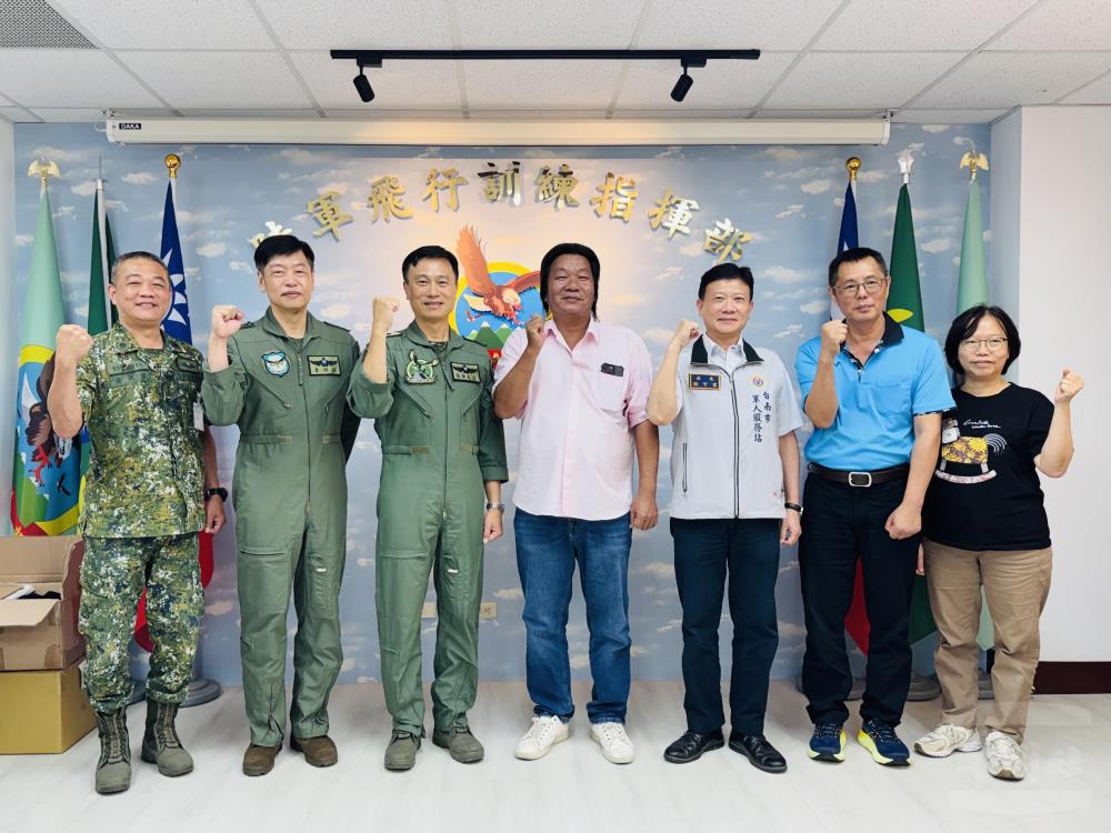 企業敬軍慰問陸軍飛訓部