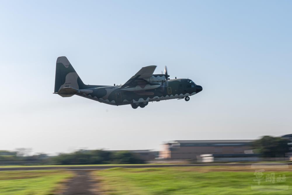 【影】鐵翼下的溫柔擺渡人　十大隊C-130H春節疏運