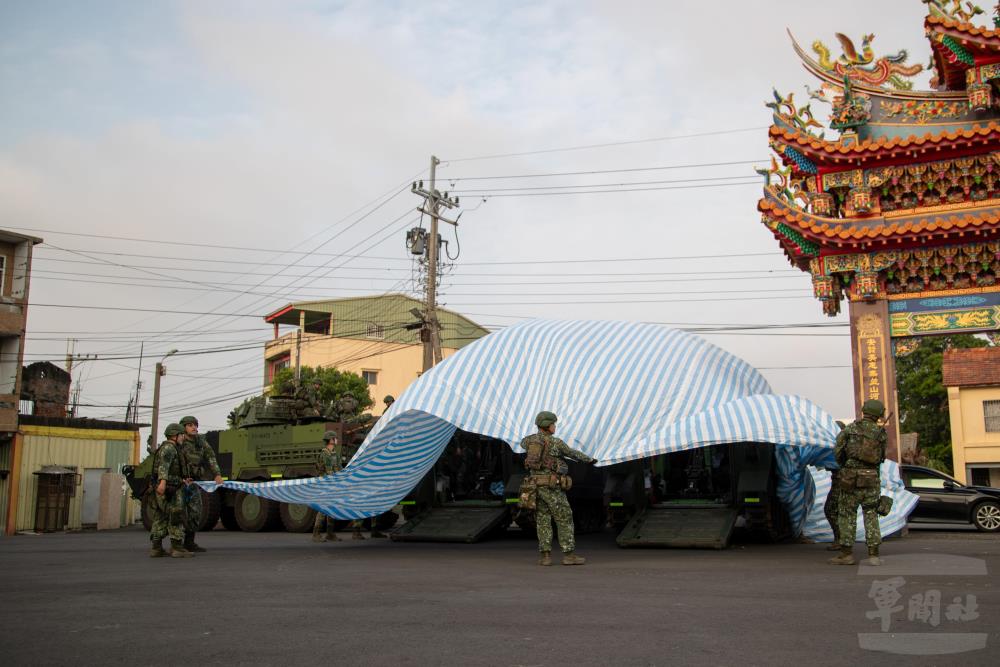 聯兵2營抵達陣地後依配合周遭地形、地物實施偽裝。(軍聞社記者王進福攝) 聯兵2營抵達陣地後依配合周遭地形、地物實施偽裝。(軍聞社記者王進福攝)