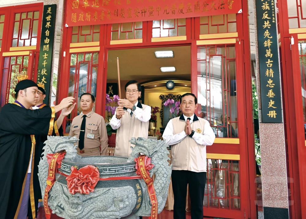 嚴主委率同仁虔誠獻香祈福,向隨政府來臺先烈榮靈表達崇敬與感念之意。(輔導會提供) 嚴主委率同仁虔誠獻香祈福,向隨政府來臺先烈榮靈表達崇敬與感念之意。(輔導會提供)
