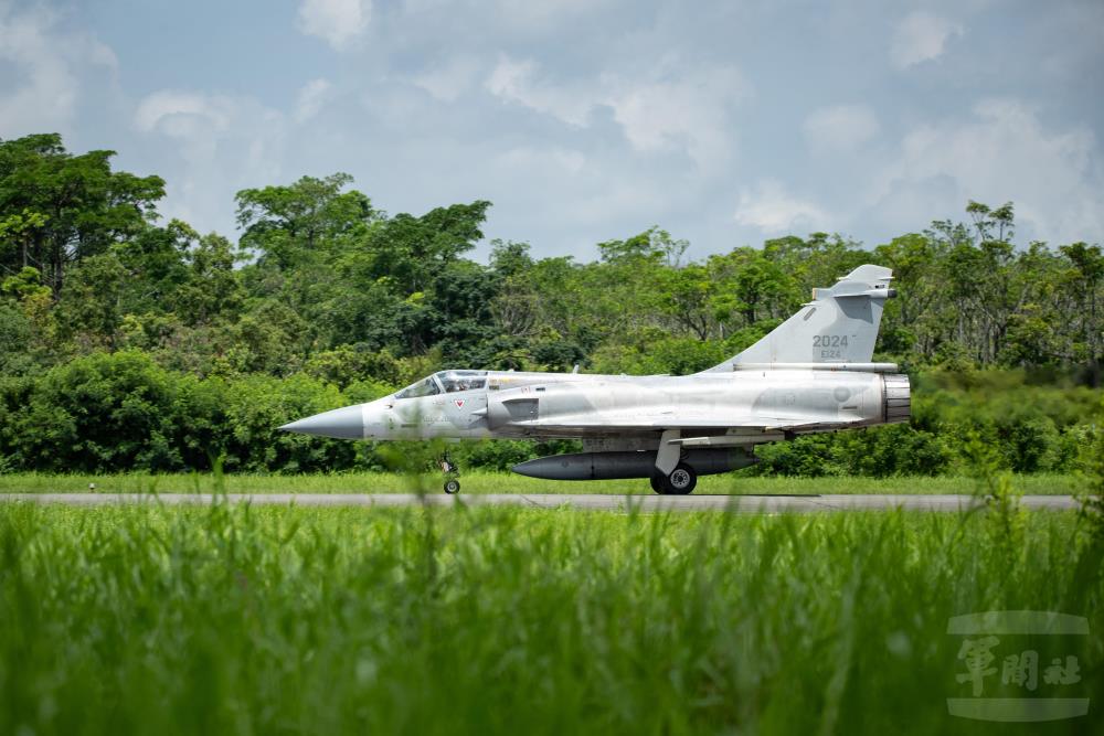 幻象2000戰機實施戰備轉場。（軍聞社記者王茗生攝）