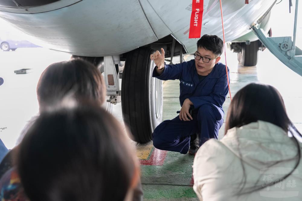 週檢中隊官兵介紹日常修護工作。（軍聞社記者林庭暉攝）