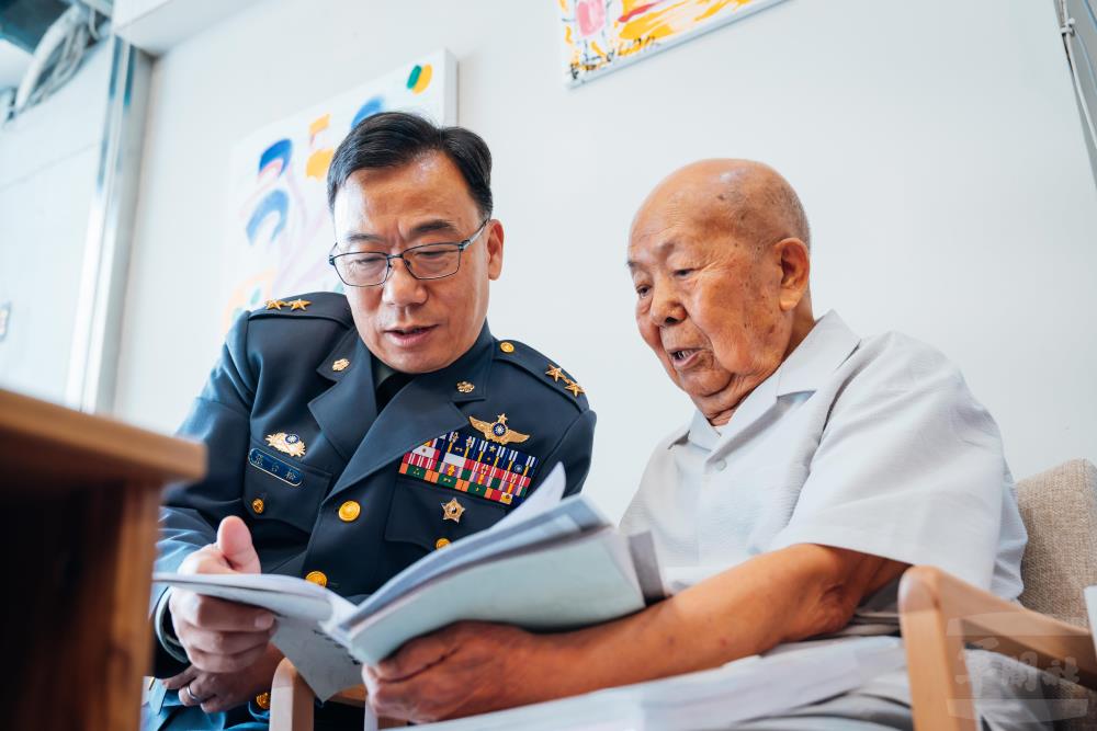張副司令聆聽秦明德先進分享軍旅回憶。（軍聞社記者吳東昇攝）