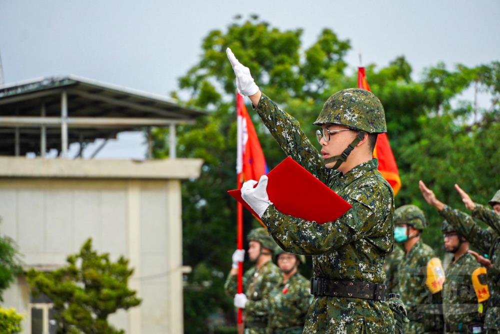 全體入伍生在宣誓代表引領下齊聲宣讀誓詞。（101旅提供）