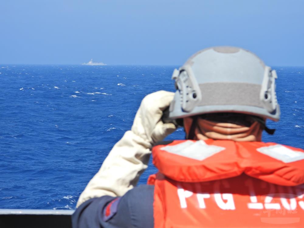 海軍昆明軍艦監控中共銀川艦（175）。（國防部提供）