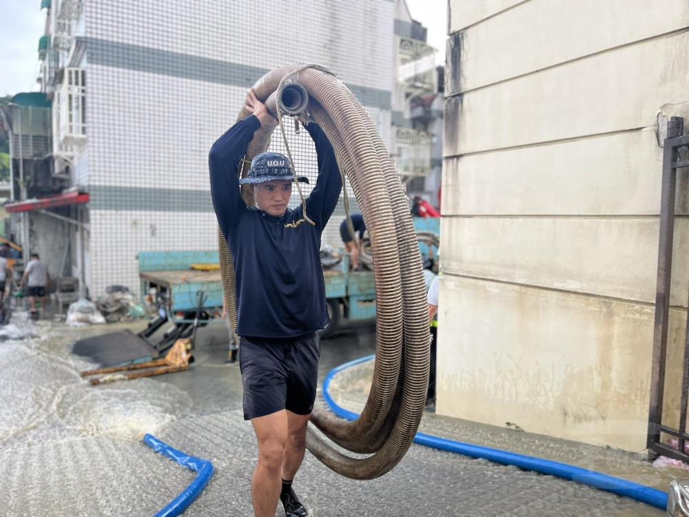 海軍水下作業大隊官兵至宜蘭蘇澳地區實施抽水作業。（水下作業大隊提供）