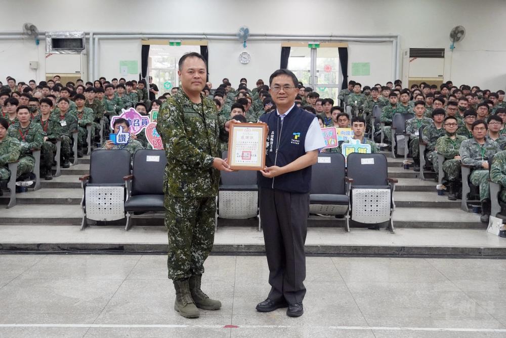 憲兵訓練中心回贈感謝狀。（臺北市政府提供）