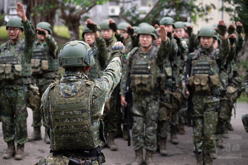 甲軍（裝甲542旅）及乙軍（機步234旅）分別進行精神動員暨立功宣誓。（陸軍司令部提供）