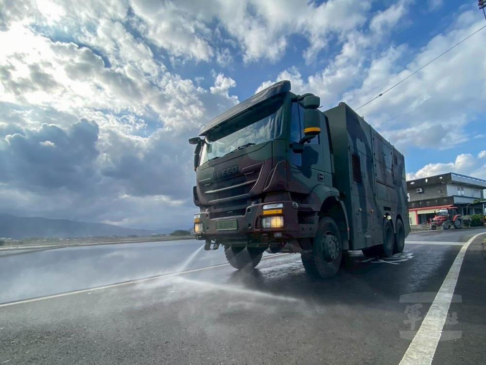 消毒車於街區實施環境消毒。（陸軍第六軍團提供）
