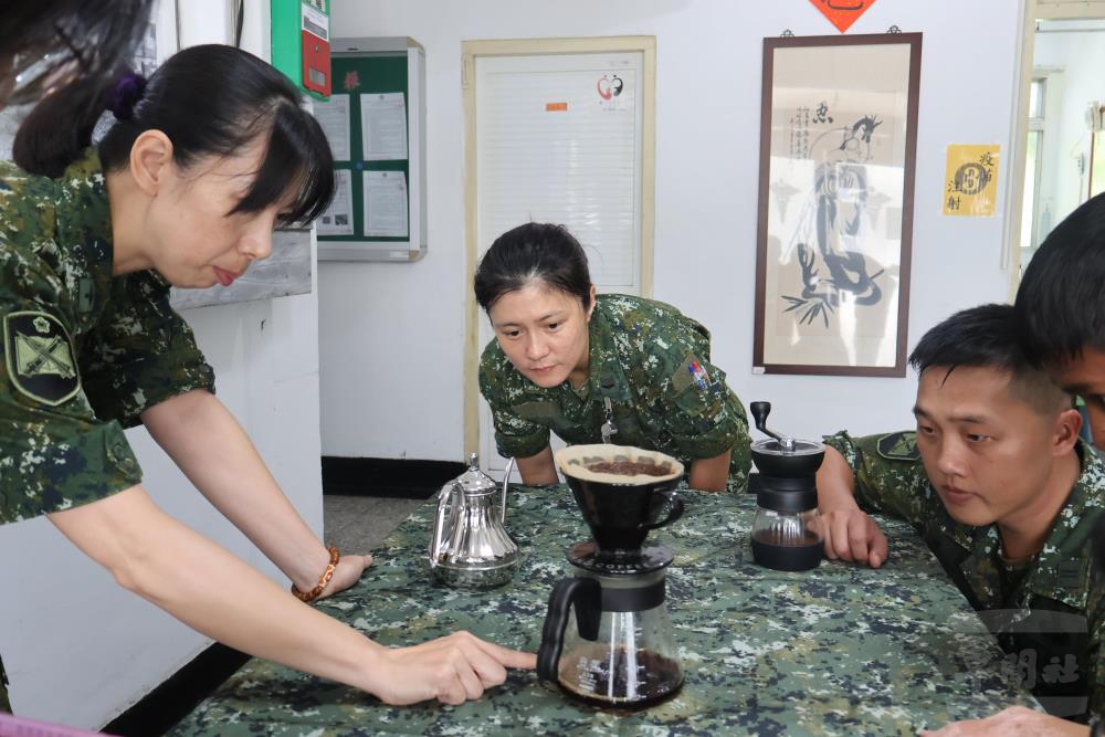 官兵專注觀察手沖過程，在繁忙軍旅生活中找到片刻寧靜。（砲訓部提供）
