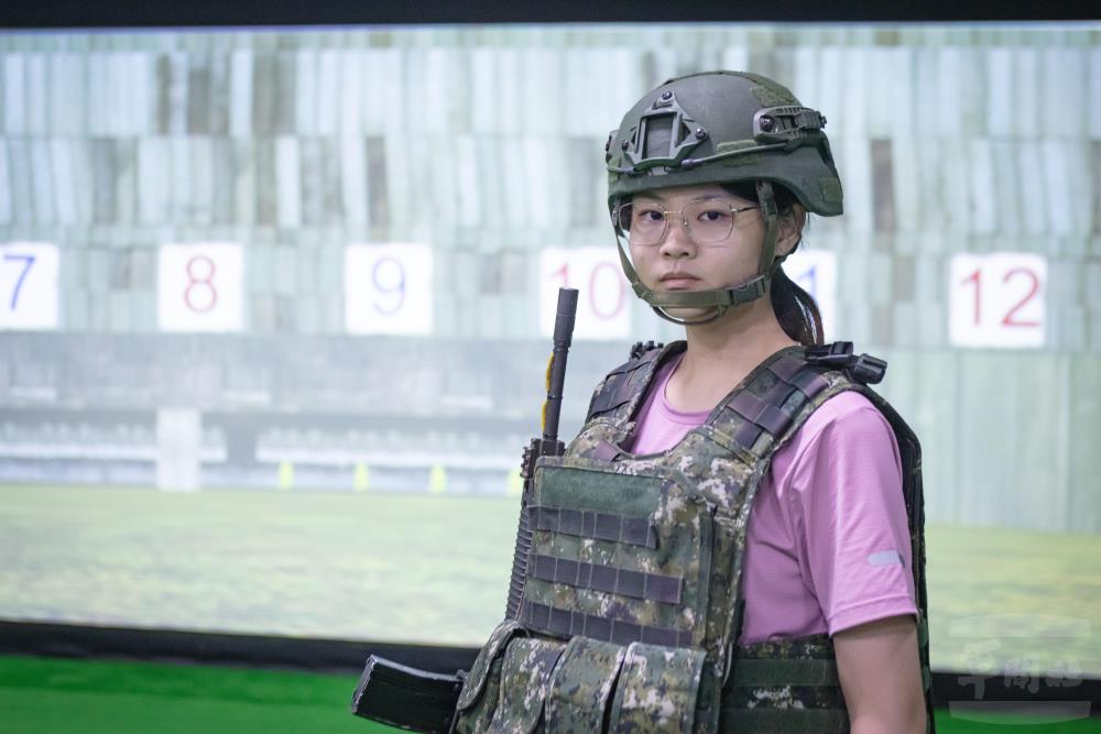 學員穿著戰鬥個裝拍照留念。（軍聞社記者薛皓文攝）