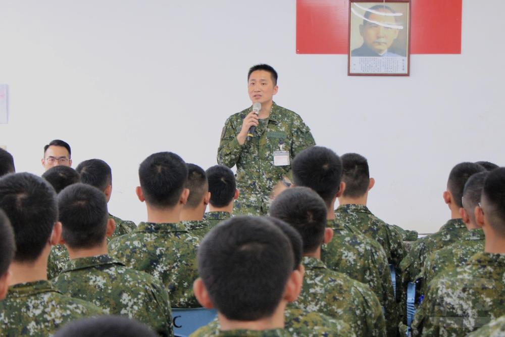步兵101旅旅長蔡上校勉勵官兵,利用服役期間積極學習部隊事務,勇於迎接挑戰。(陸軍第十軍團提供) 步兵101旅旅長蔡上校勉勵官兵,利用服役期間積極學習部隊事務,勇於迎接挑戰。(陸軍第十軍團提供)