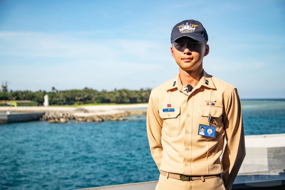 海軍官校學生楊宗育對駐島官兵的辛勤付出，致上最高敬意。（軍聞社記者王茗生攝）
