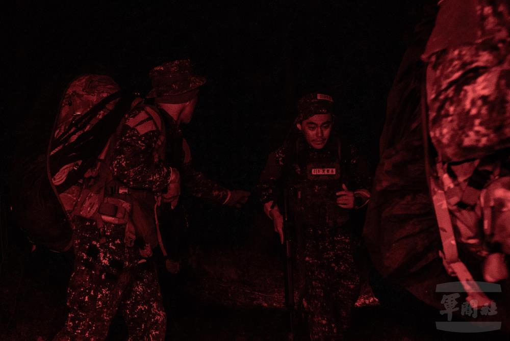 撤離時清點隊伍人數。（軍聞社記者李恬恬攝）