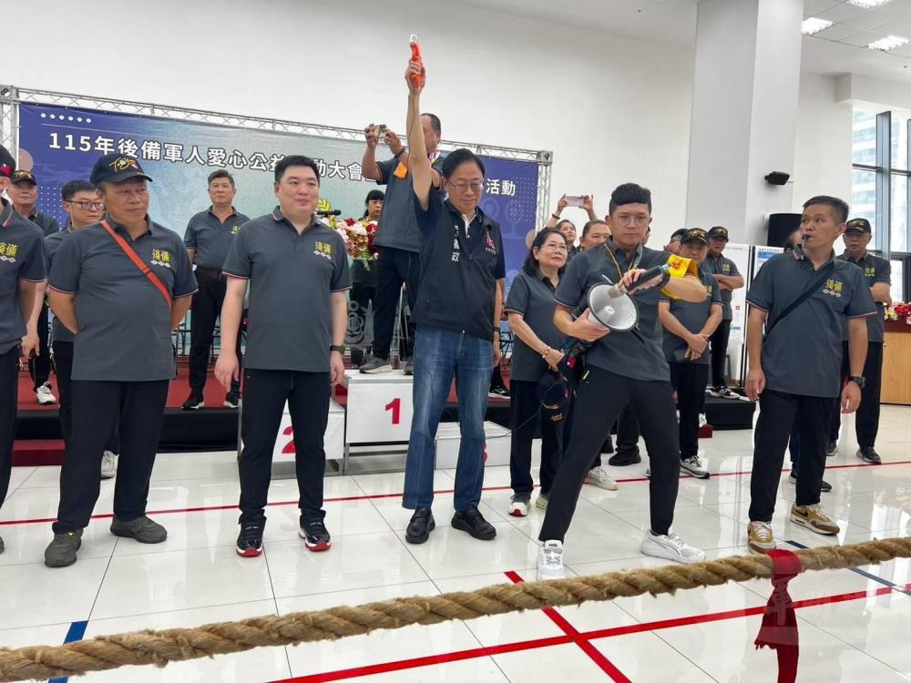 張市長為拔河比賽鳴槍。（後備指揮部提供）