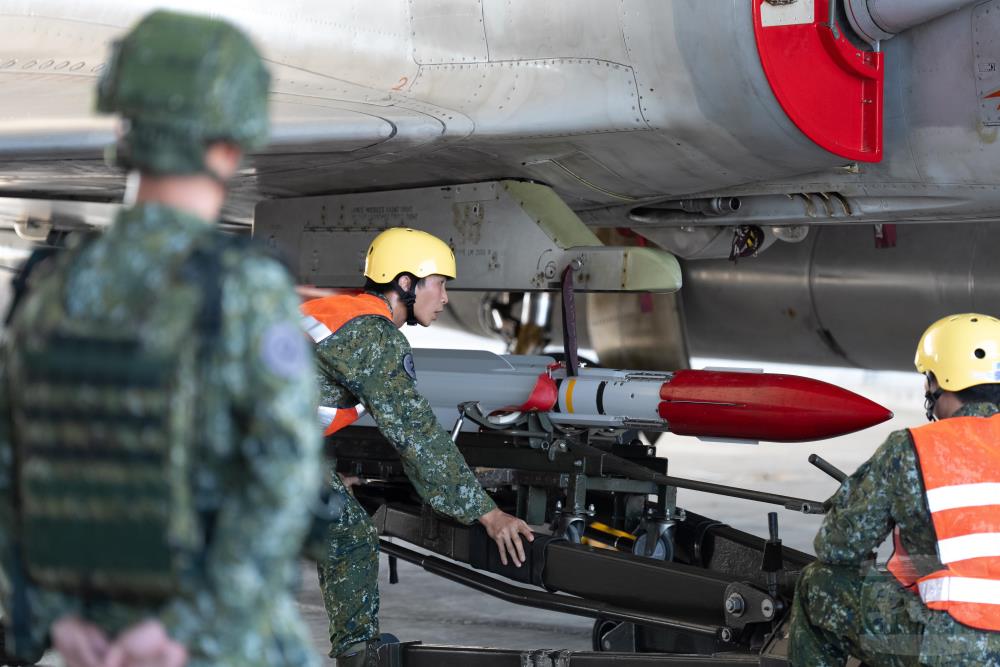 機務分隊官兵掛載雲母飛彈。（軍聞社記者林庭暉攝）