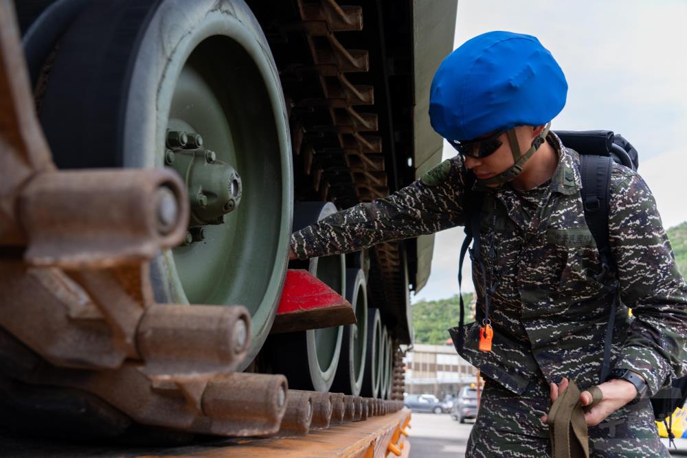 官兵執行下板作業前安全檢查。（軍聞社記者吳東昇攝）