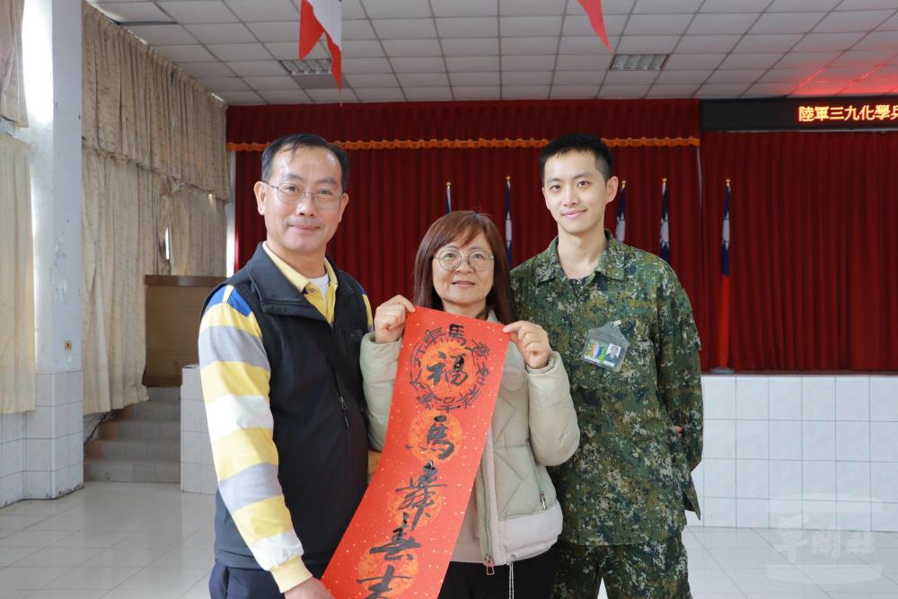 官兵眷屬熱情參與揮毫活動。（39化學兵群提供）