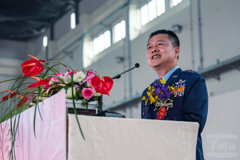 司令鄭上將致詞時期勉新人們，在婚後務必發揚空軍「忠勇軍風」。（軍聞社記者吳東昇攝）