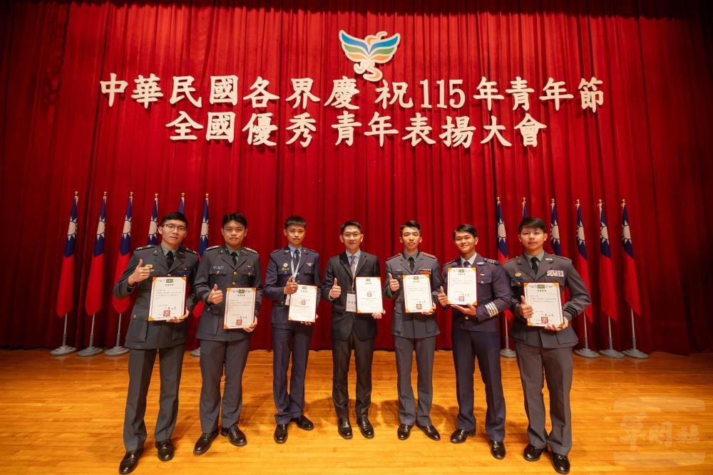 國防大學劉東昀等6位軍校生，獲選大專優秀青年代表合影留念，展現國軍人才培育成果。（青年日報提供）