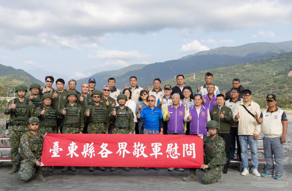 第二作戰區與地方士紳合影。（軍聞社記者吳柏融攝）