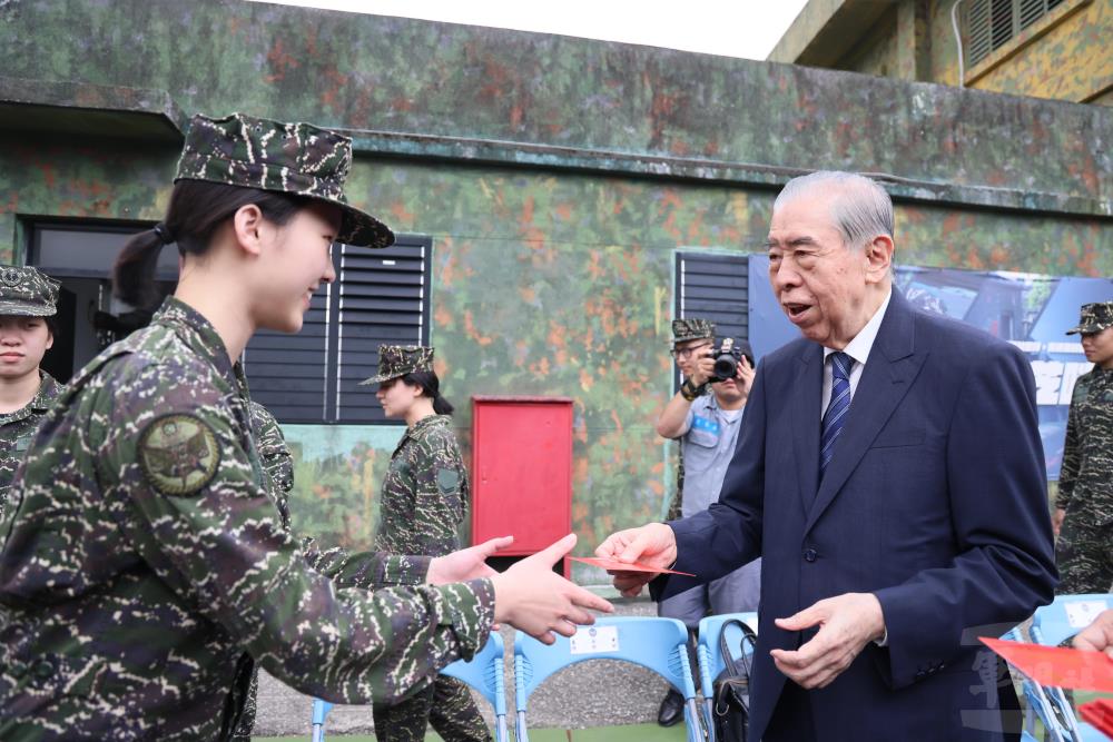 李理事長以行動表達對於國軍官兵辛勞的敬意與謝意。（青年日報提供）