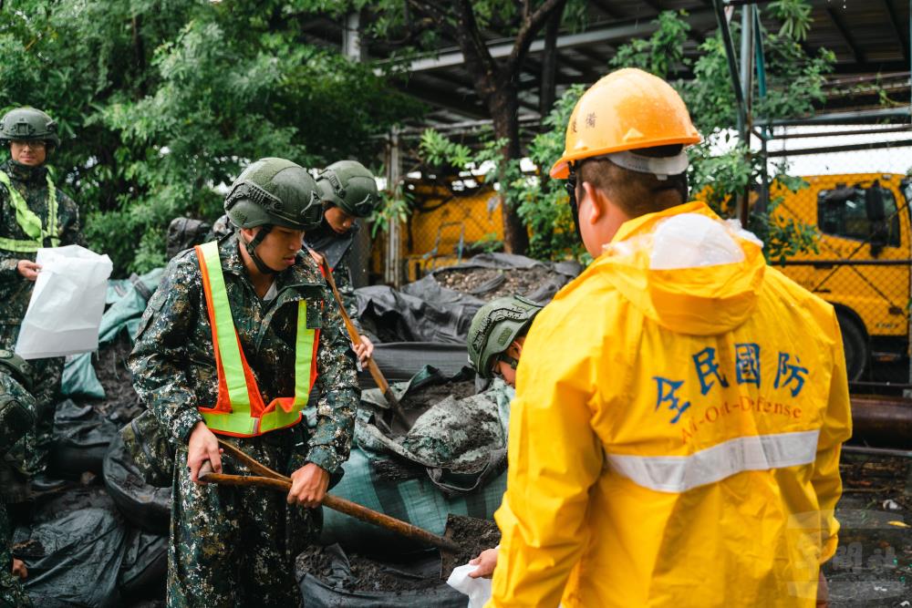 333旅官兵與屏東縣林邊鄉後輔幹部協力災防任務。（軍聞社記者林庭暉攝）
