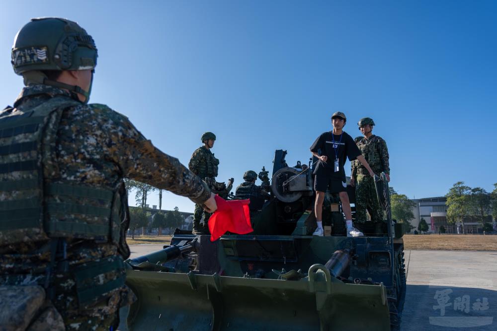 學員們觀摩傳統火砲砲操及親身體驗「火砲底火試拉。（軍聞社記者吳東昇攝）