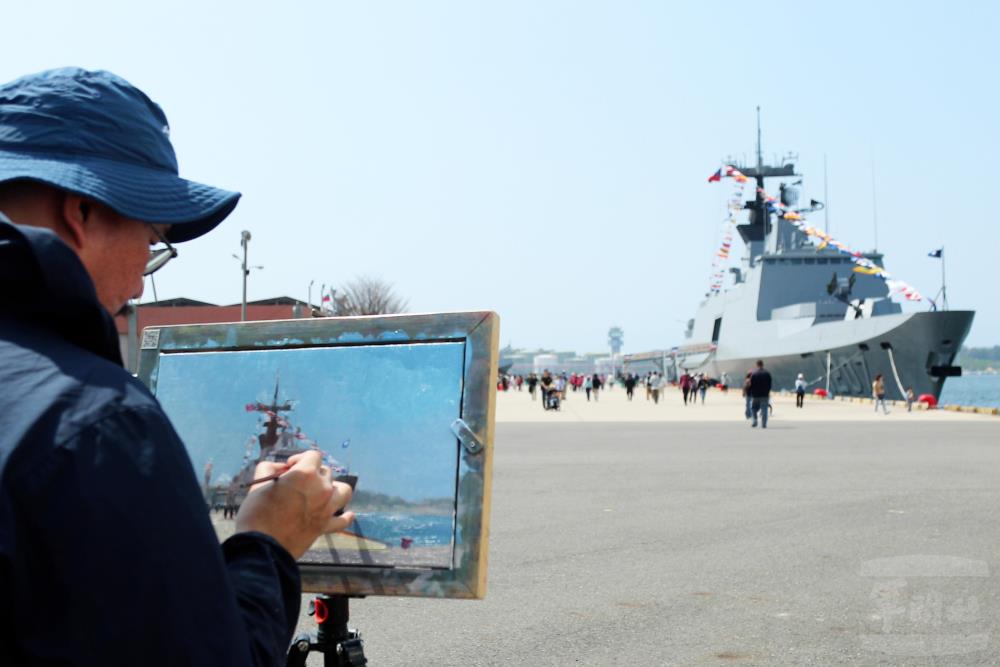 「速寫」軍艦　民眾用畫筆記錄海軍風貌