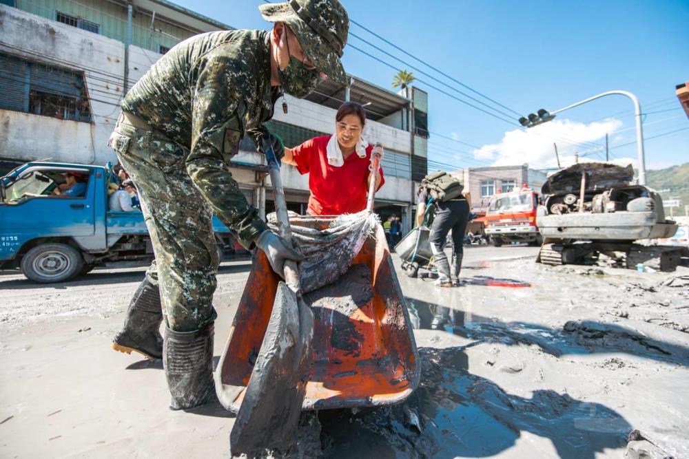 軍民同心協力，肩並肩守護家園。（陸軍司令部提供）