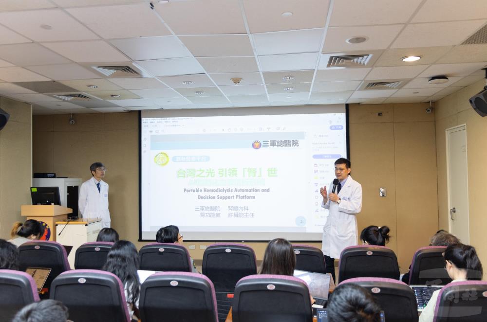 腎臟內科宋志建主任說明智慧醫療。（軍聞社記者吳柏融攝）