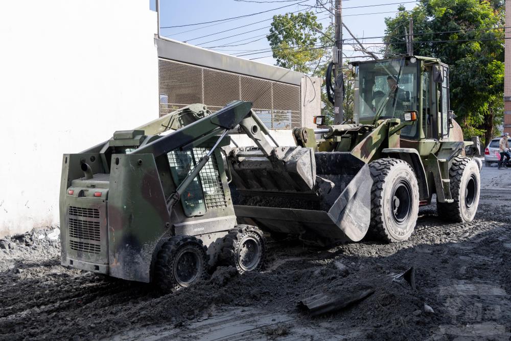 工兵部隊協助地方政府進行道路清淤與環境整頓。（軍聞社記者蔡枋澐攝）