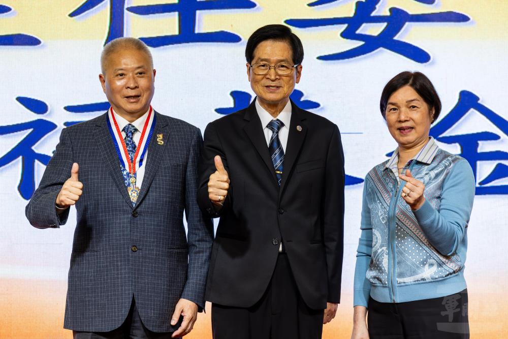 慶福基金會蘇慶福董事長（左1）獲頒「榮譽紀念章」。（軍聞社記者蔡枋澐攝）