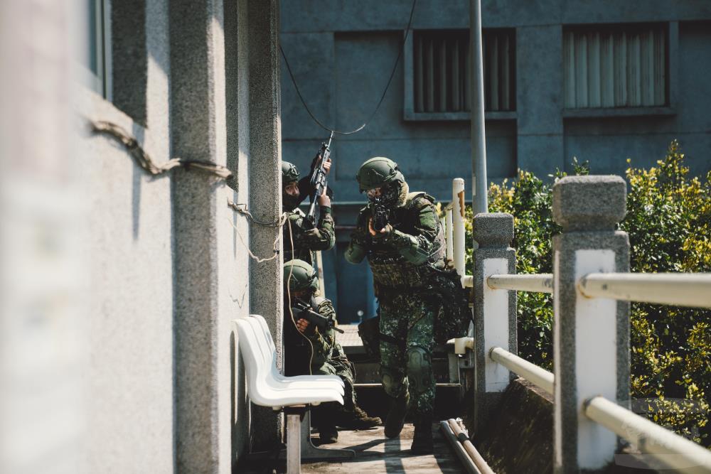 官兵演練持槍搜索。（軍聞社記者文仁攝）