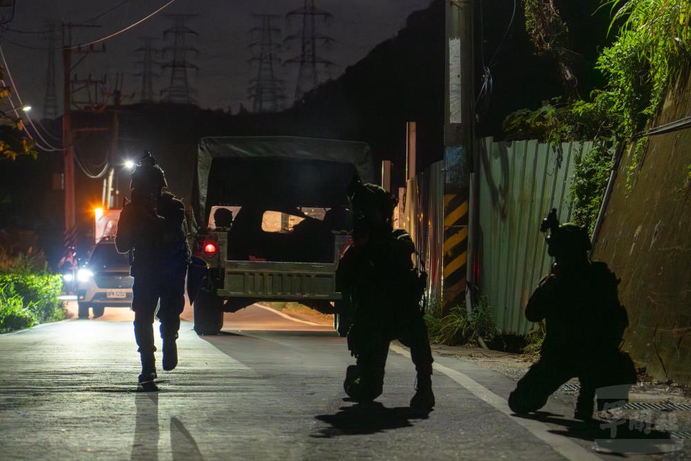 守備部隊於伏擊點協同特戰官兵，以反裝甲及機步排車載武器發揚熾盛火力。（軍聞社記者吳東昇攝）
