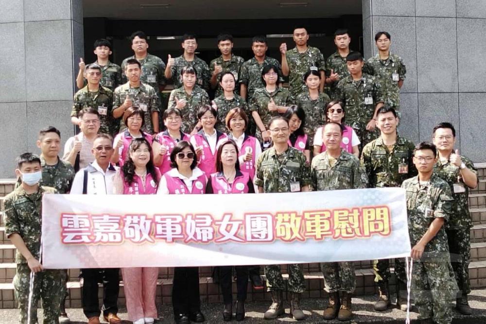 雲嘉敬軍婦女團16日在嘉義軍人服務站陪同下，前往陸軍砲兵部隊測考中心等單位，進行秋節敬軍慰問。（嘉義軍人服務站提供）