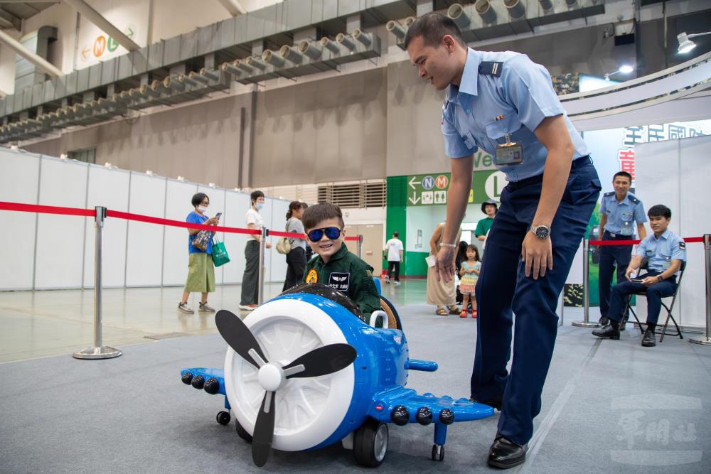 空軍司令部提供飛行服著裝體驗，並可試乘小飛機。（軍聞社記者王進福攝）